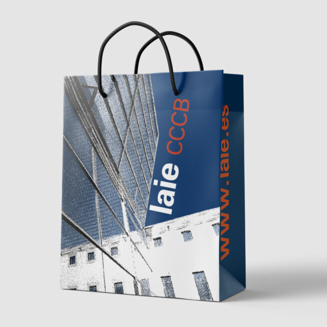 Imagen de la bolsa de papel de la tienda CCCB, librería Laie, Barcelona